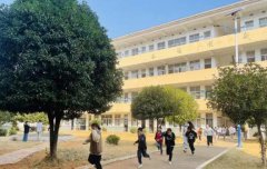 在办公室的教师迅速从最近的楼梯下楼