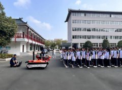 指战员向级师生介绍了灭火器的正确操作步骤和使用方法