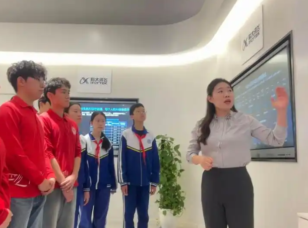 而在智慧教育体会区里学生们围在智能阅卷体系和单词PK