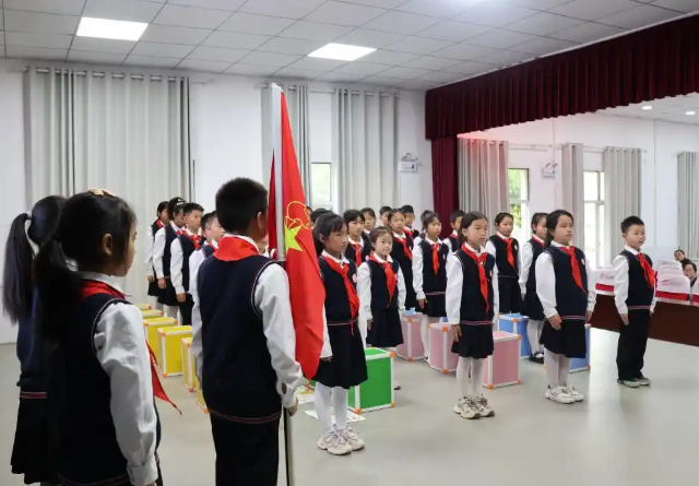 步行途中师生们沿着弥河河畔前行学生们互帮互助彼此鼓励