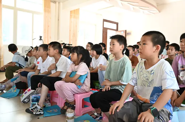 高校留言板上兴起的跨龄沟通热潮也渐渐传到了远方的小学课堂 高校留言板上兴起的跨龄沟通热潮也渐渐传到了远方的小学课堂