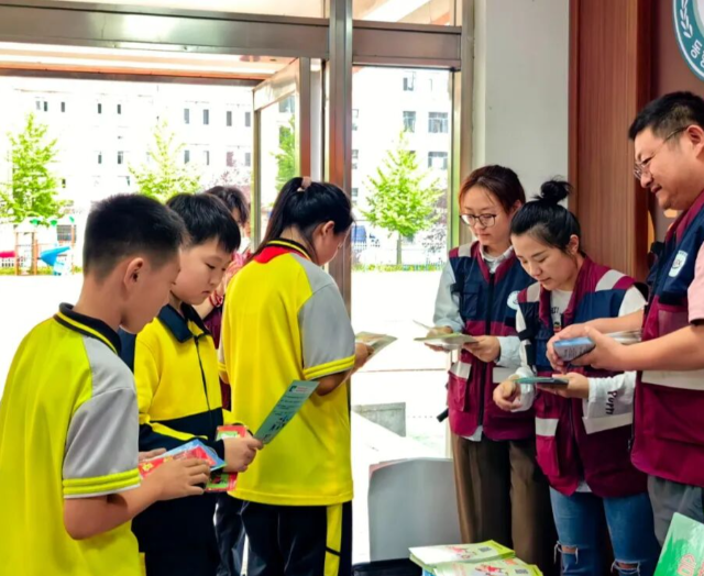 跨龄沟通让教师意外的是小学生们对活动的热心远超预期 跨龄沟通让教师意外的是小学生们对活动的热心远超预期