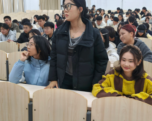 依托讲堂构建集中学习实景践学相结合的理论学习体系 依托讲堂构建集中学习实景践学相结合的理论学习体系
