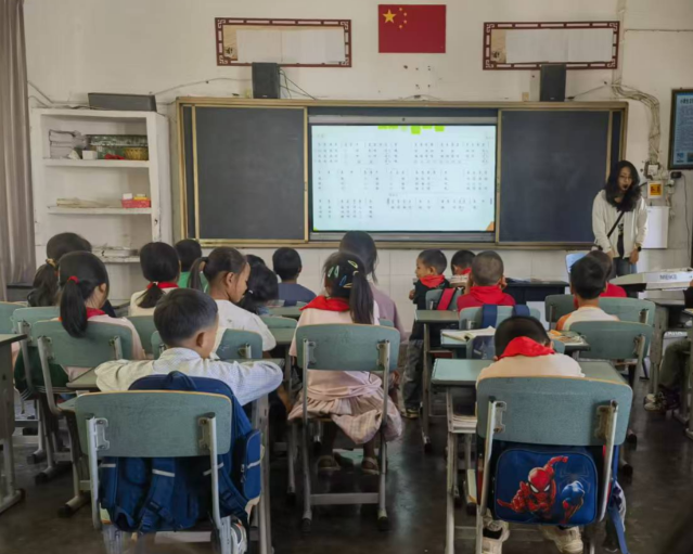 这组多轮对话发生在一所牧区村庄小学的科学教育讲堂上