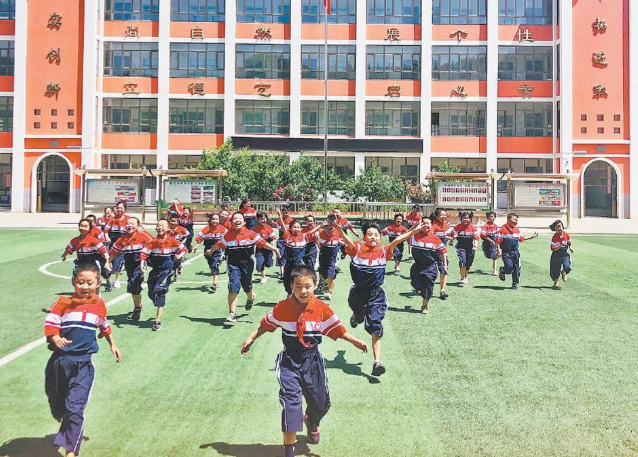 师队伍由专家指导团队骨干教师及优秀青年教师等共同构成 师队伍由专家指导团队骨干教师及优秀青年教师等共同构成