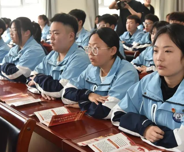 升学班选用文化课与专业课双线并进的培育形式文化课紧扣 升学班选用文化课与专业课双线并进的培育形式文化课紧扣