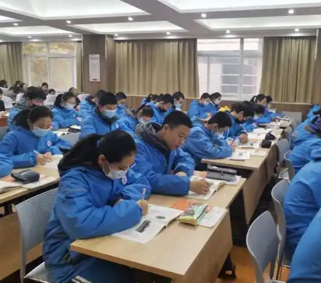 升学班选用文化课与专业课双线并进的培育形式文化课紧扣 升学班选用文化课与专业课双线并进的培育形式文化课紧扣