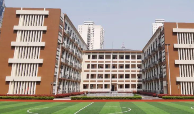 路灯信号灯与地下管网同步配齐为校区师生出行系牢安全带 路灯信号灯与地下管网同步配齐为校区师生出行系牢安全带