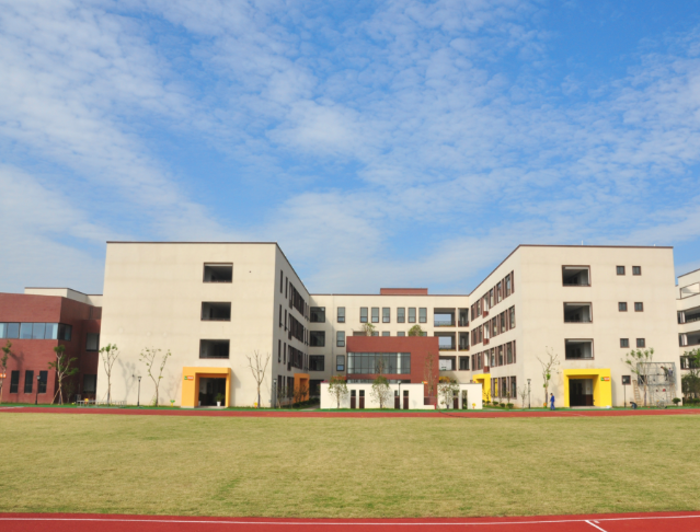 路灯信号灯与地下管网同步配齐为校区师生出行系牢安全带 路灯信号灯与地下管网同步配齐为校区师生出行系牢安全带