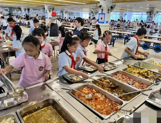 食堂自营变革落地学校之一初高中两个学段实施错峰就餐 食堂自营变革落地学校之一初高中两个学段实施错峰就餐