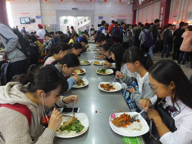 食堂自营变革落地学校之一初高中两个学段实施错峰就餐 食堂自营变革落地学校之一初高中两个学段实施错峰就餐